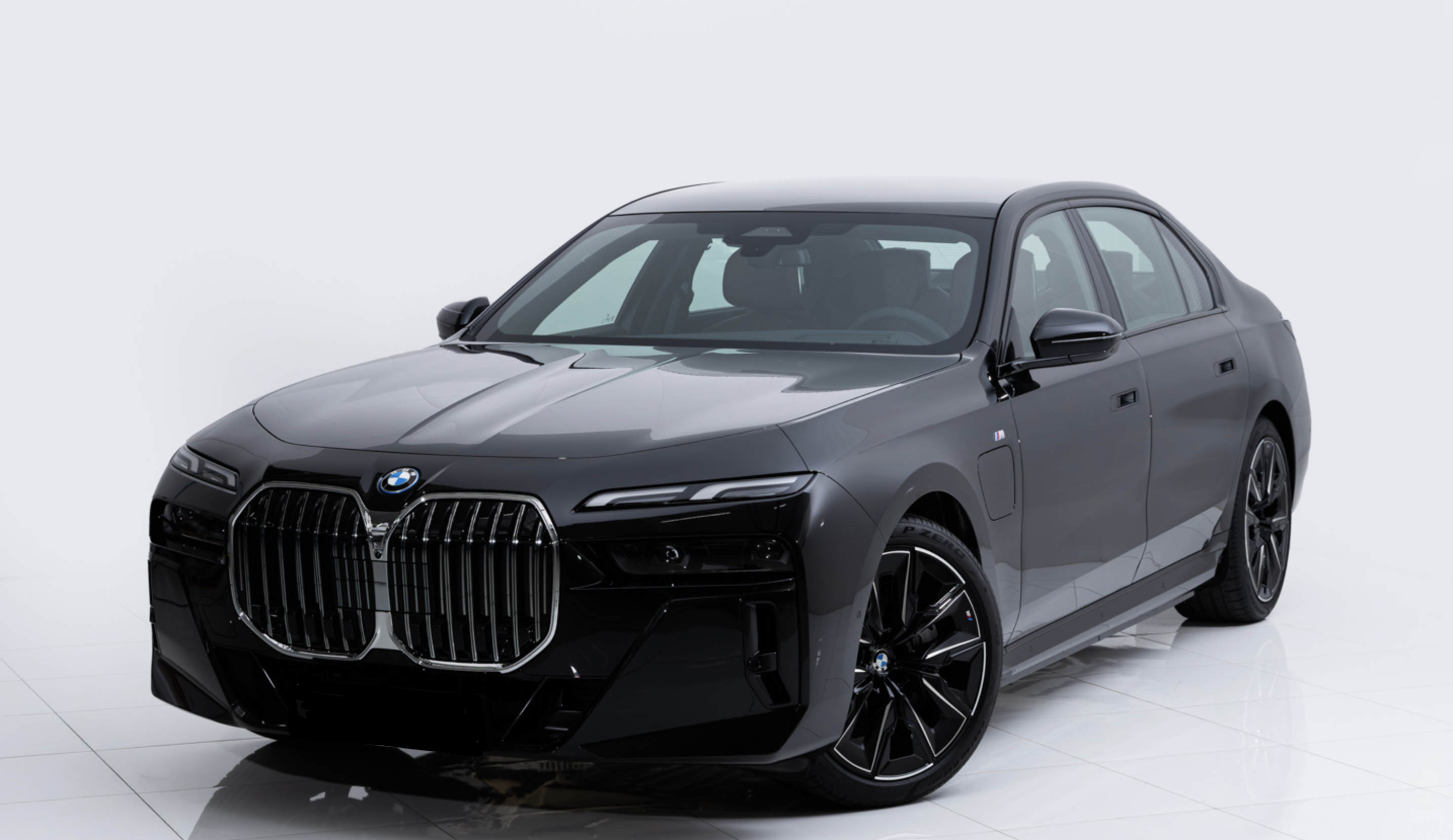 BMW 750e hybrid xDrive Msport | luxusní hybridní limuzína | nové české auto | skladem | černá Sapphire| hnědá kůže Amarone | maximální výbava | 3.0 benzín + elektro = výkon 489 koní | VIP sleva | nákup online | AUTOiBUY.com